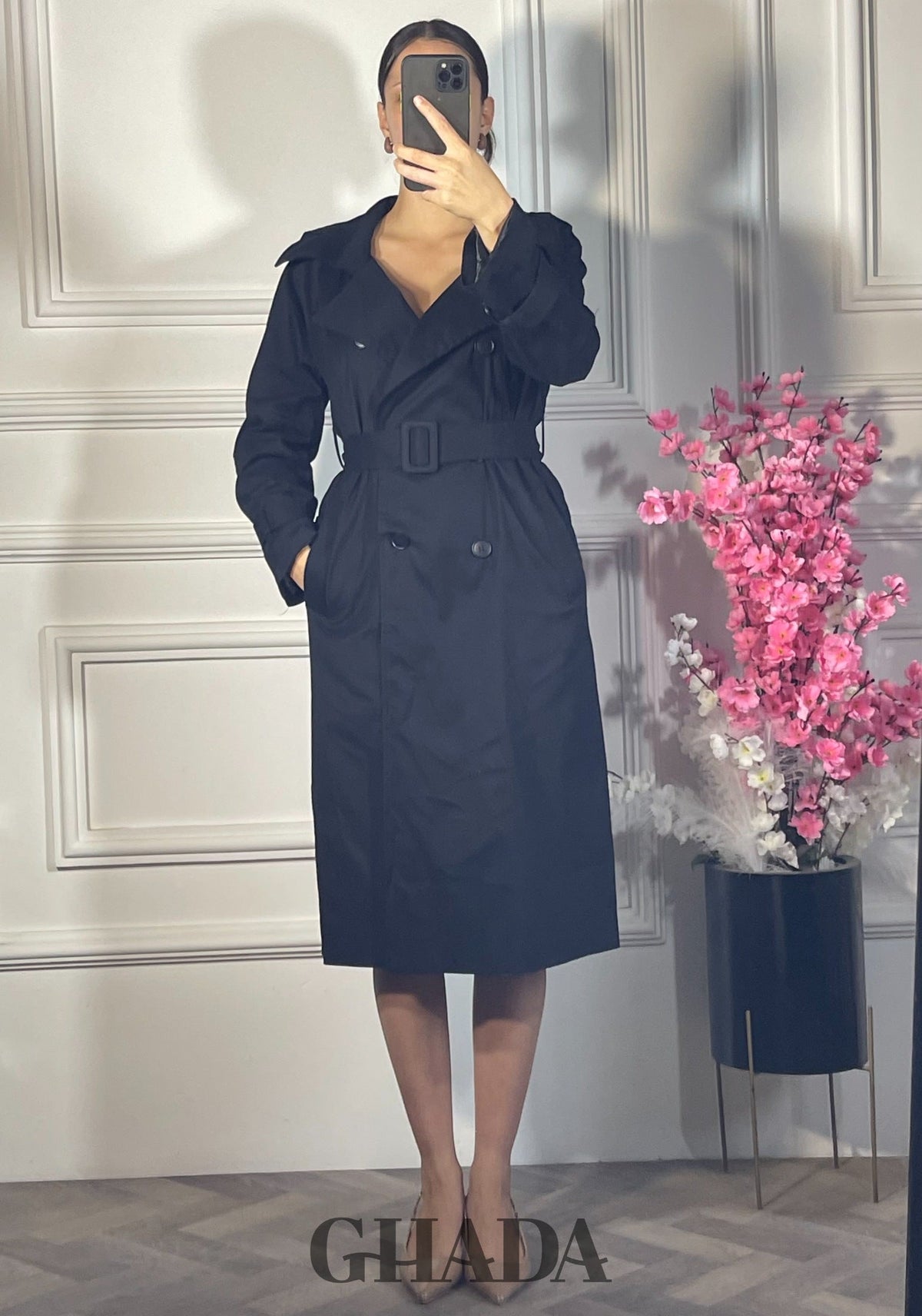 Trench-coat long ceinturé - Noir vue de face - manteau femme - GHADA FASHION