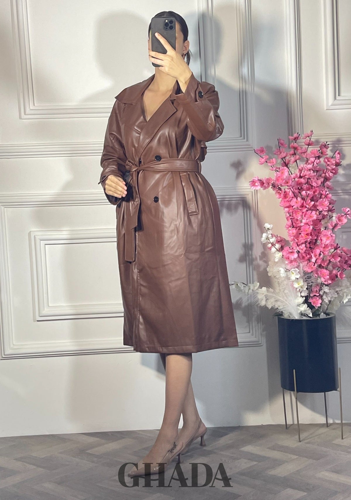 Trench-coat long en simili cuir - Marron foncé vue de dos - manteau femme - GHADA FASHION