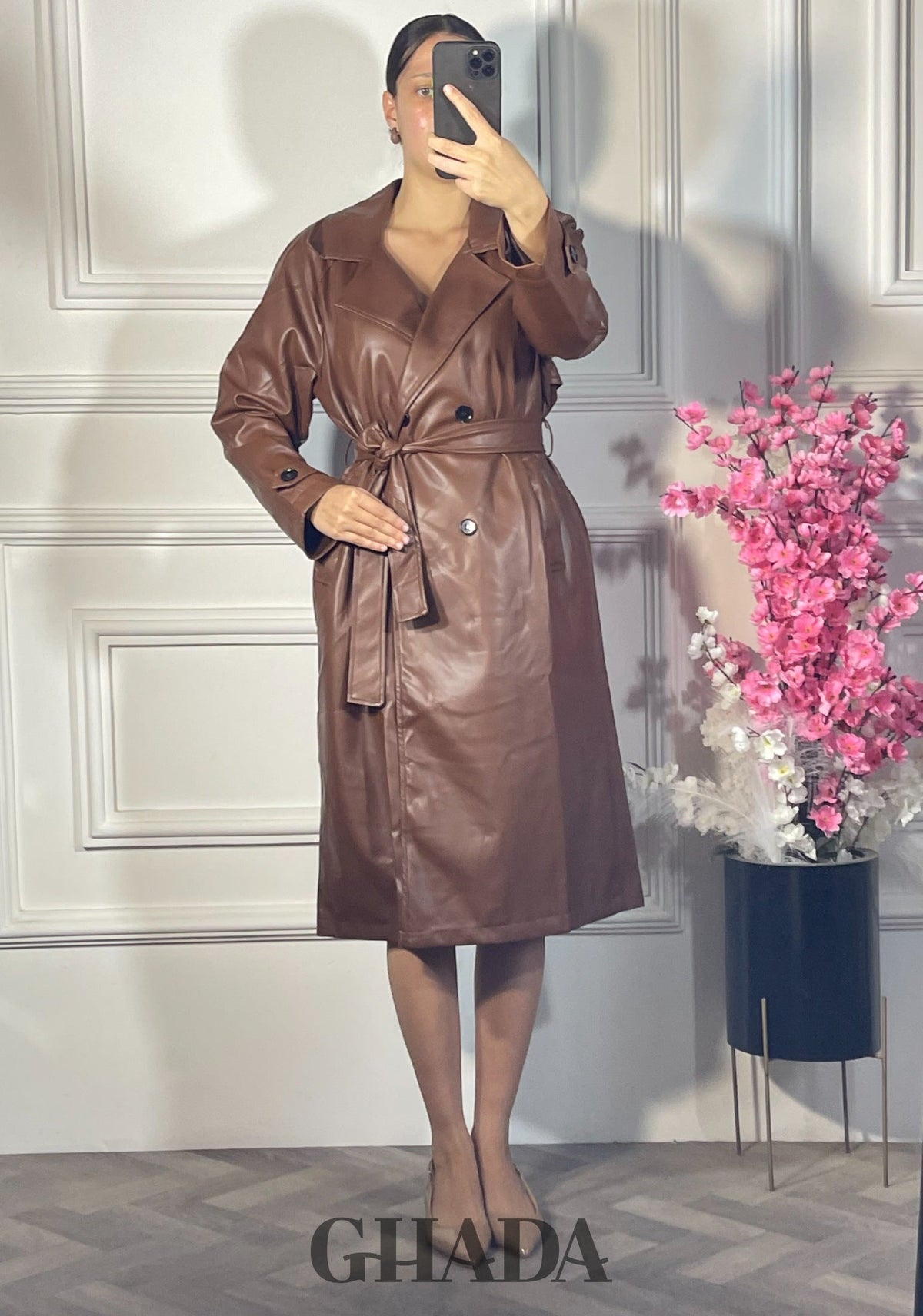 Trench-coat long en simili cuir - Marron foncé vue de face - manteau femme - GHADA FASHION