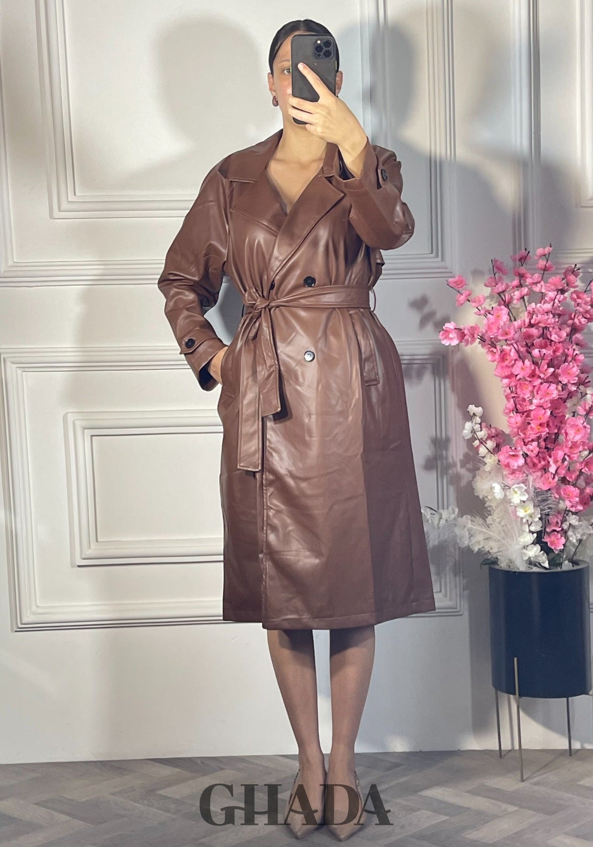 Trench-coat long en simili cuir - Marron foncé vue complète - manteau femme - GHADA FASHION