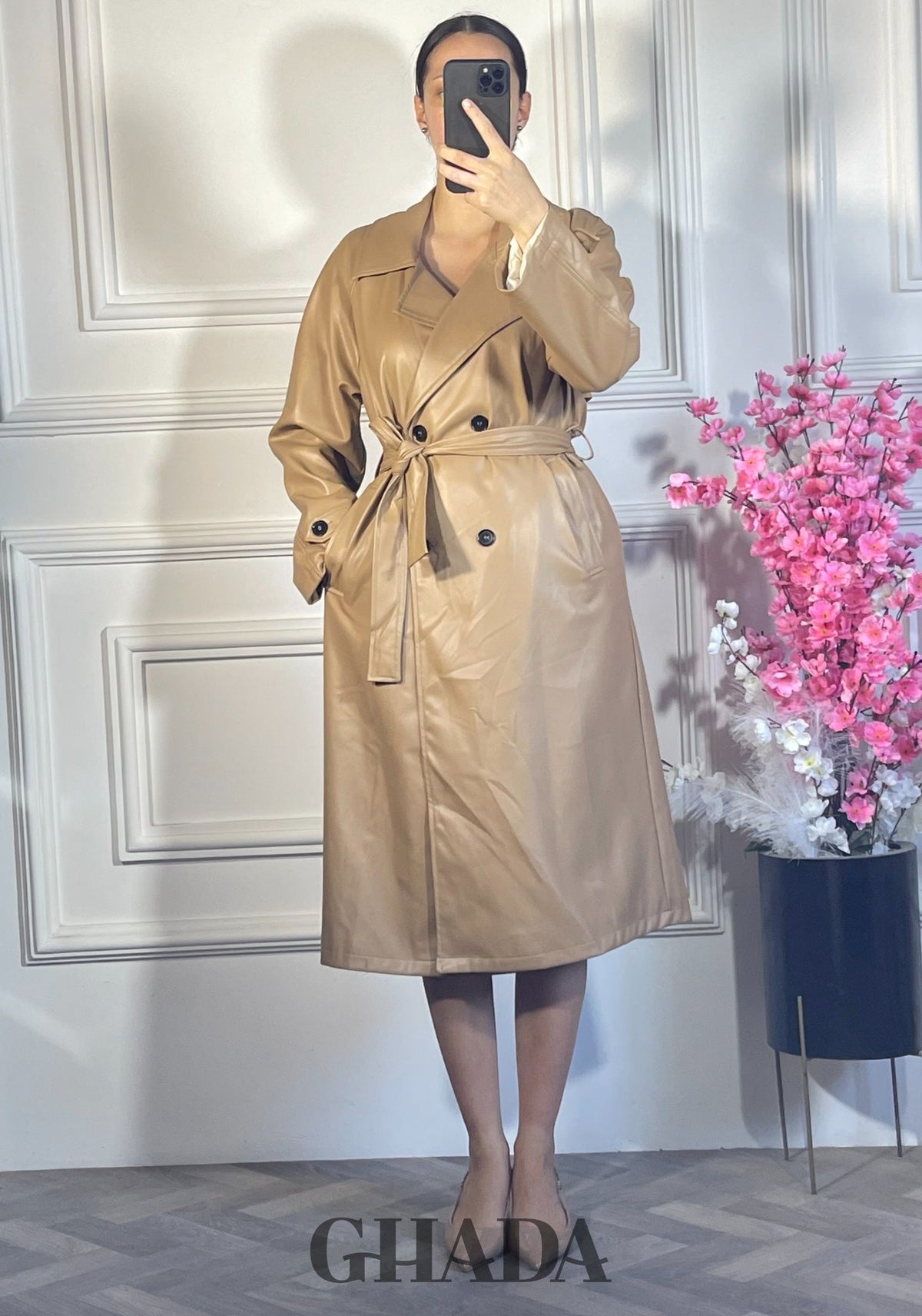 Trench-coat long en simili cuir - Beige foncé vue de face - manteau femme - GHADA FASHION