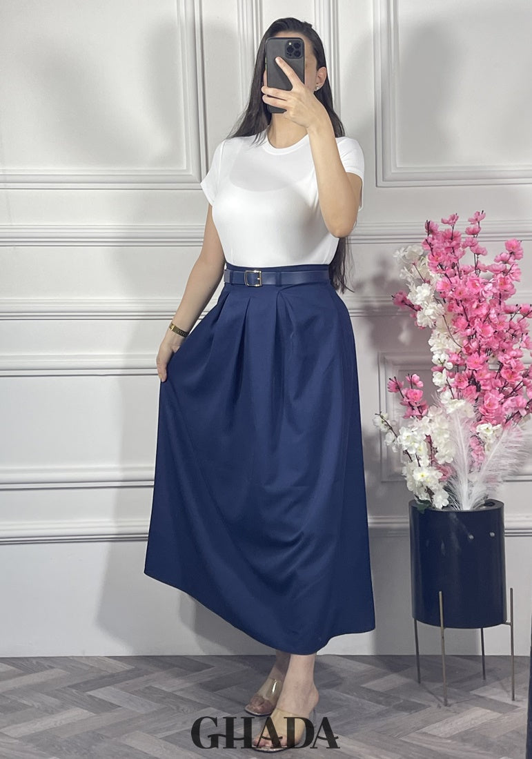 Jupe en bleu marine avec ceinture