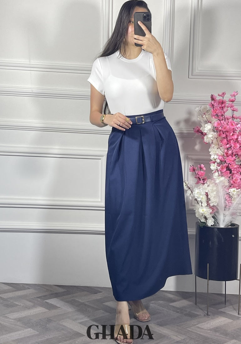 Jupe en bleu marine avec ceinture