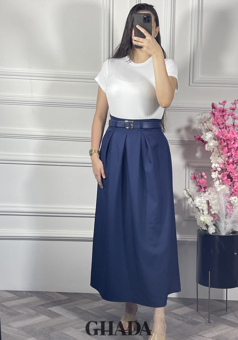 Jupe en bleu marine avec ceinture