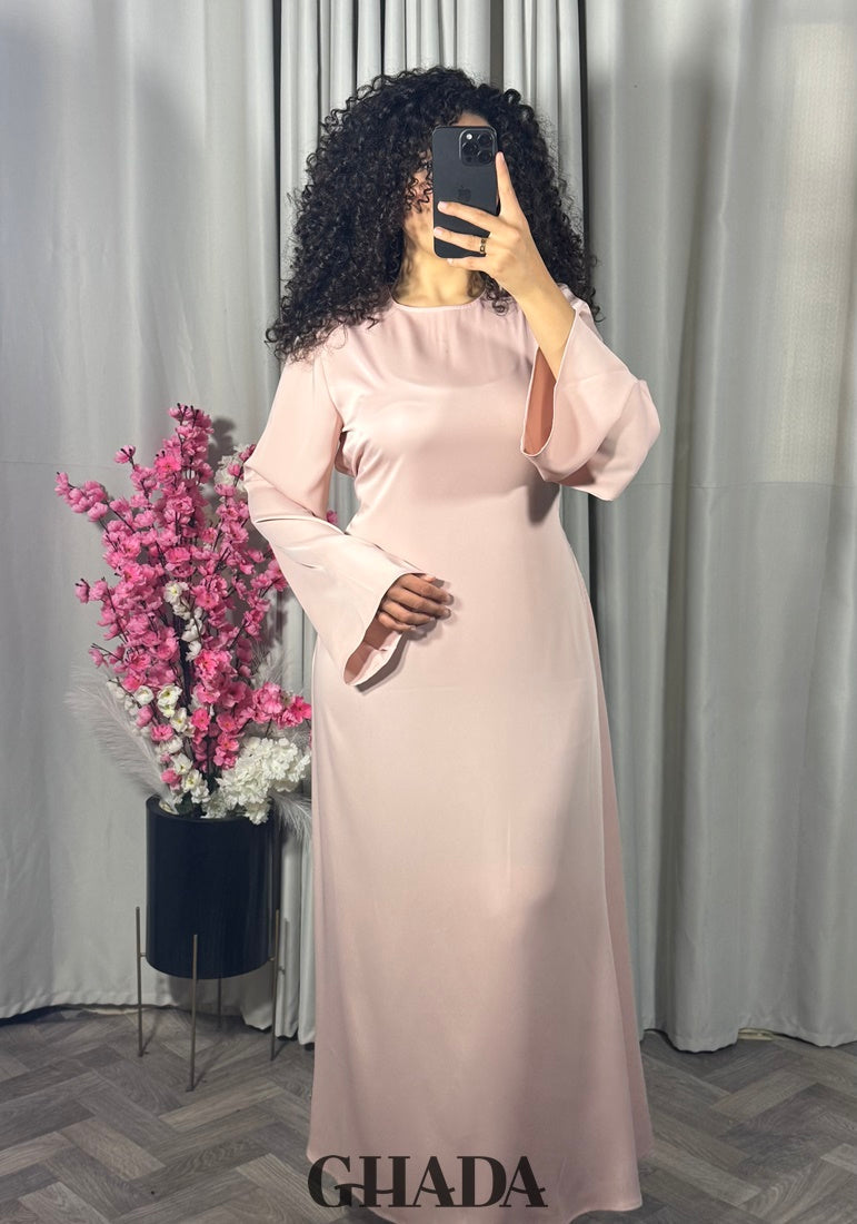 Robe longue satinée rose