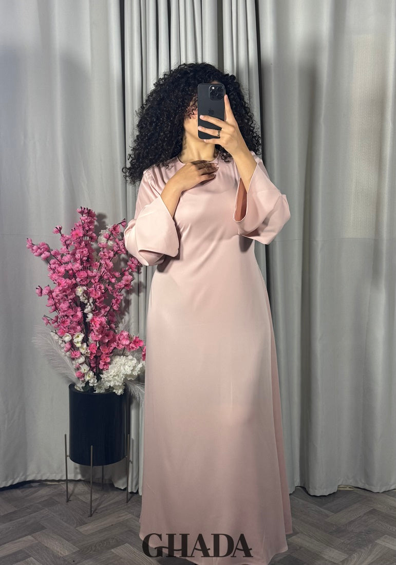 Robe longue satinée rose