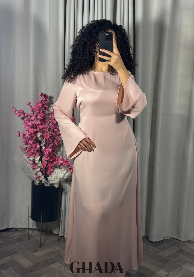 Robe longue satinée rose