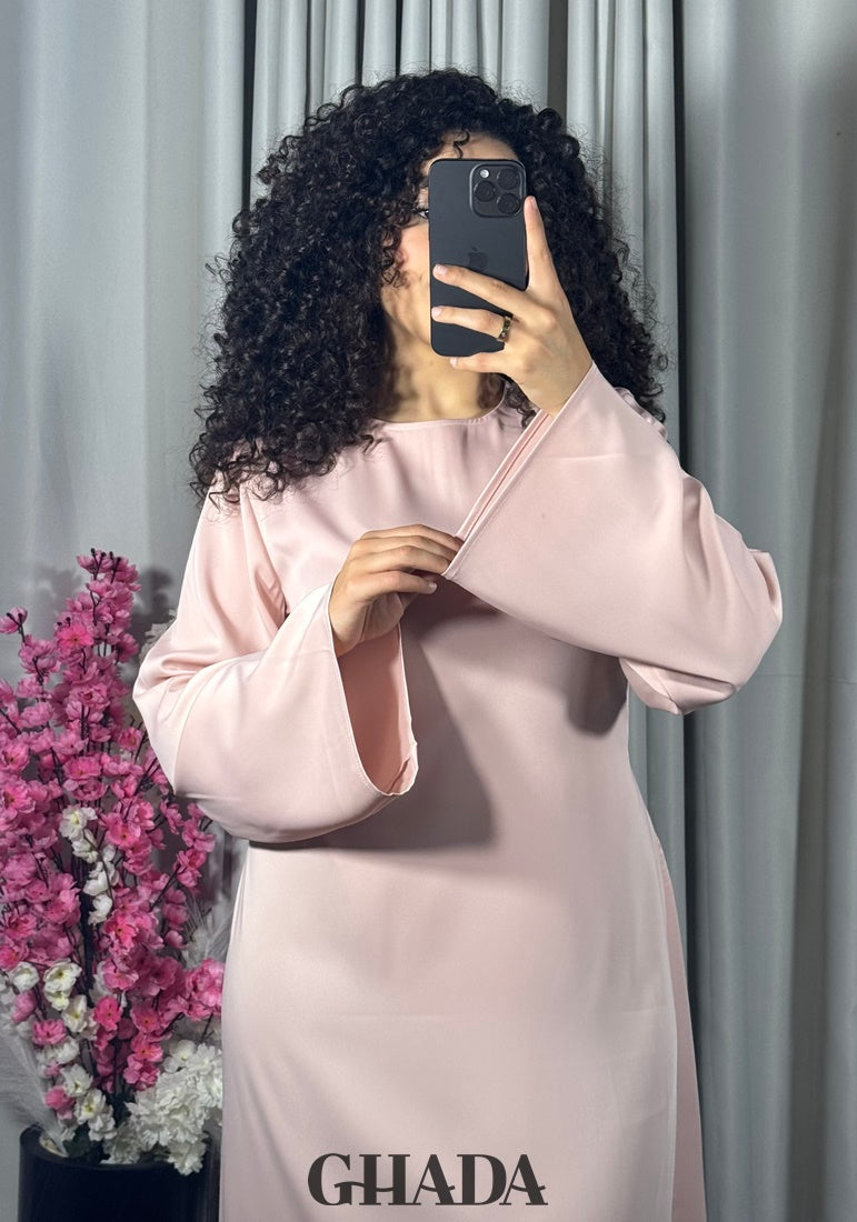 Robe longue satinée rose
