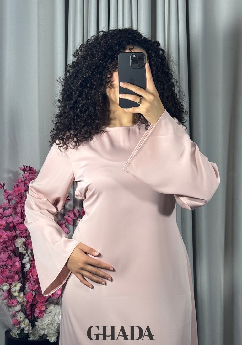 Robe longue satinée rose