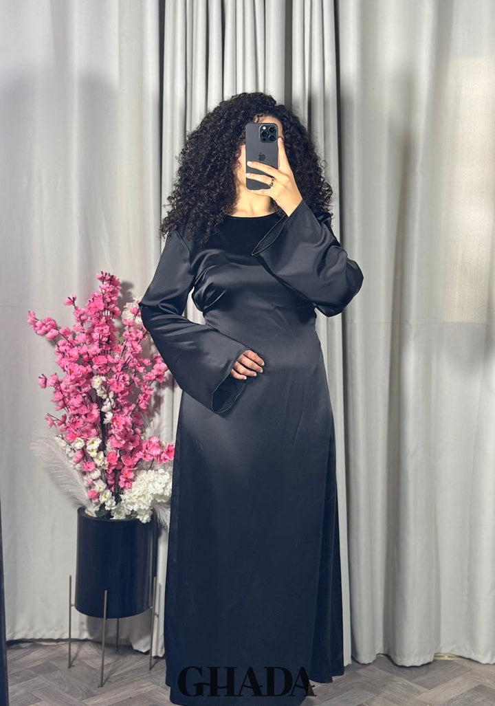 Robe longue satinée noir