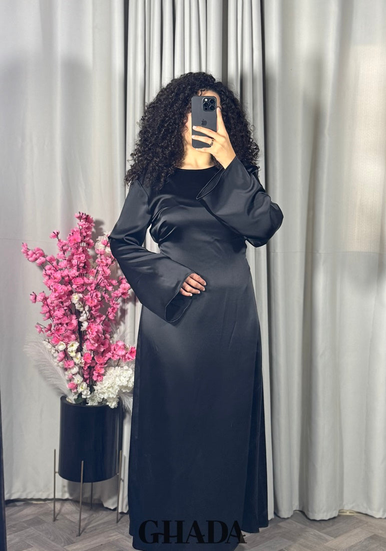 Robe longue satinée noir