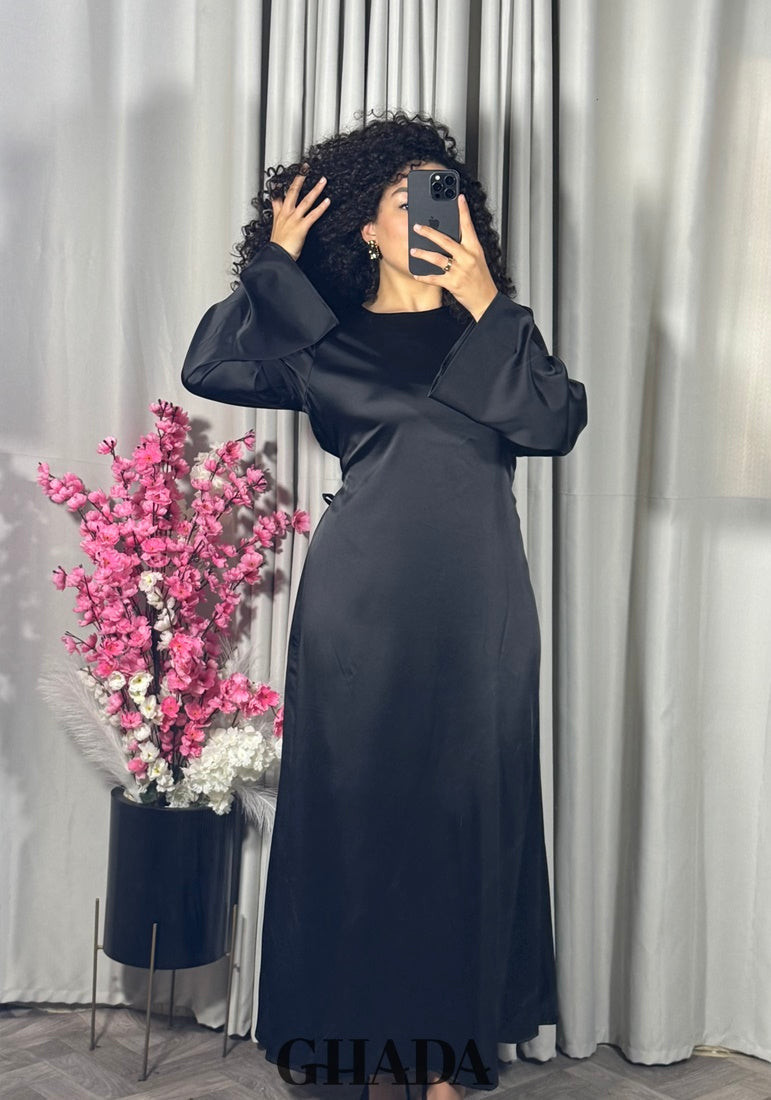 Robe longue satinée noir