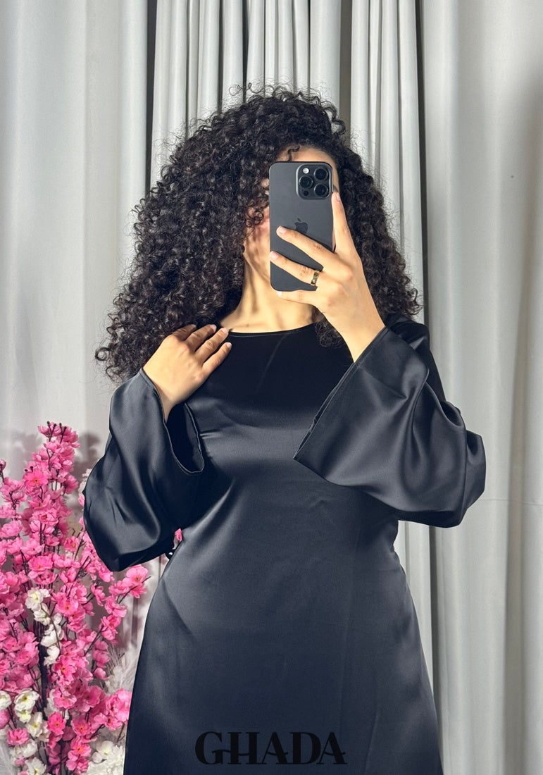 Robe longue satinée noir