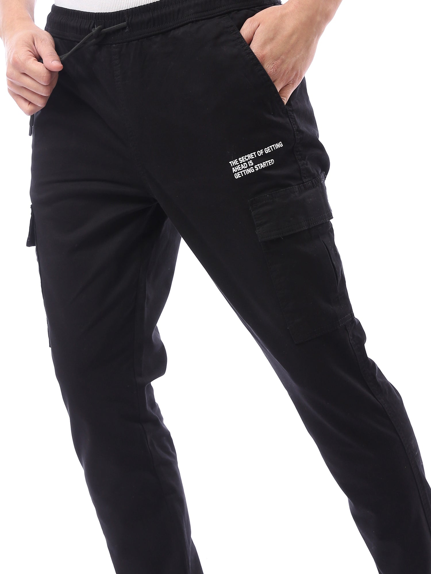 بنطلون رياضي رجالي بخصر مطاطي وجيوب متعددة بتصميم عملي عصري - JOG23SGPS24249TM1