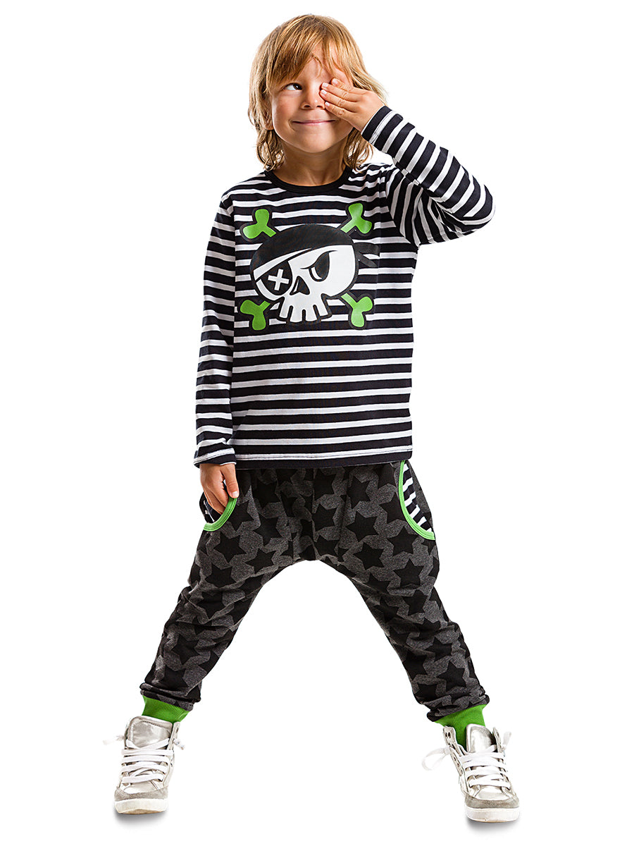 <tc><p>Ensemble t-shirt et pantalon pour garçon, avec motif de tête de pirate.</p></tc>