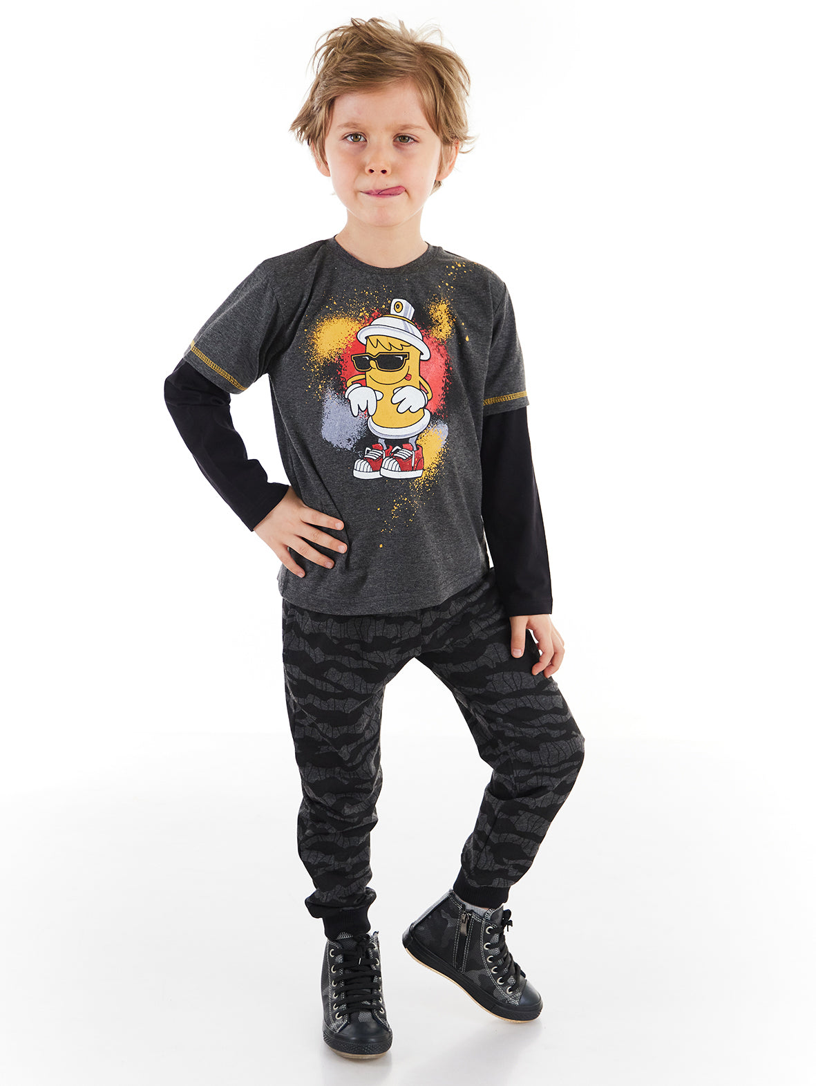 <tc>Ensemble t-shirt et pantalon pour garçon, avec motif camouflage spray.</tc>