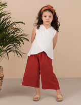 <tc>Blouse en tissu et pantalon capri pour fille avec motif "Besuto".</tc>