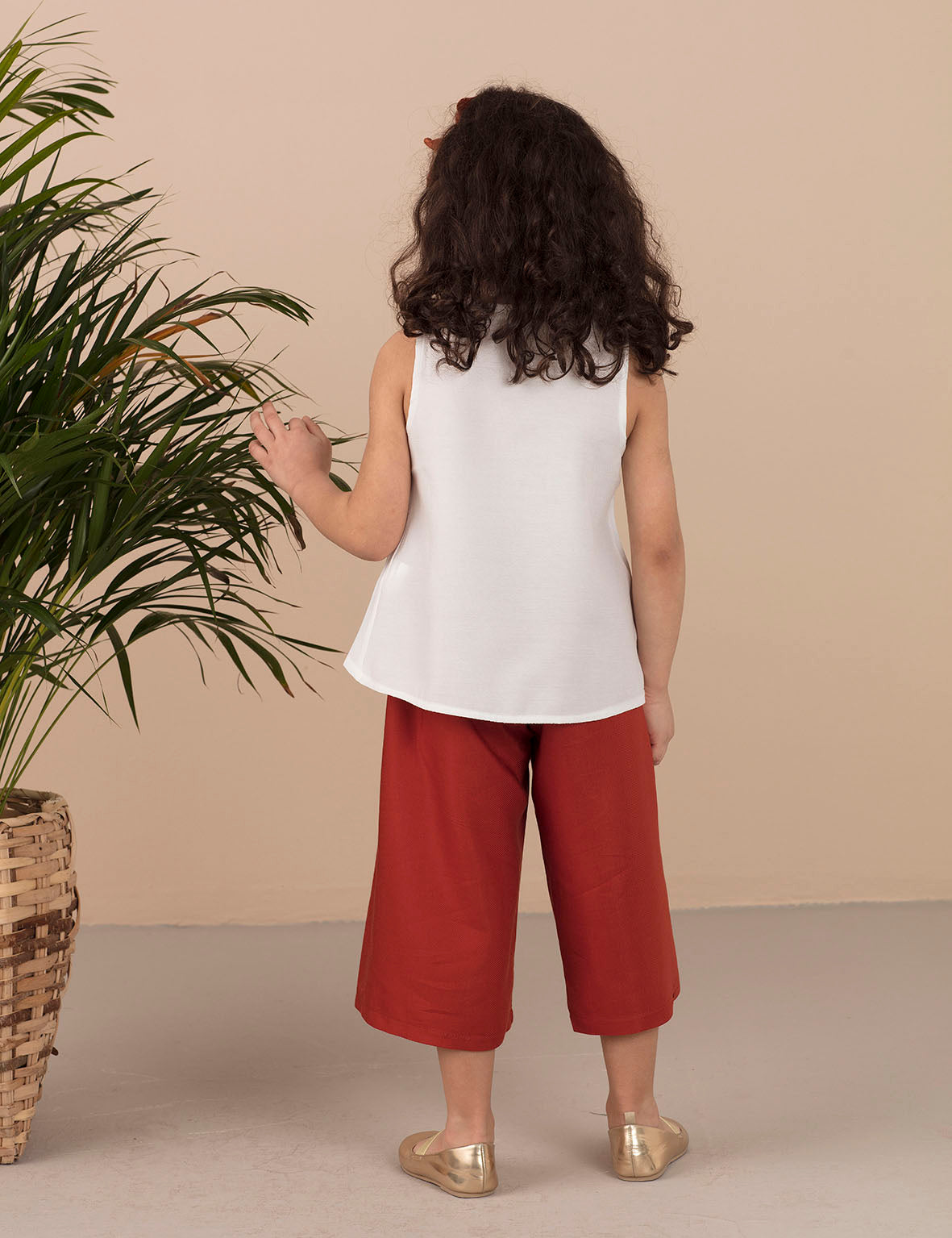 <tc>Blouse en tissu et pantalon capri pour fille avec motif "Besuto".</tc>