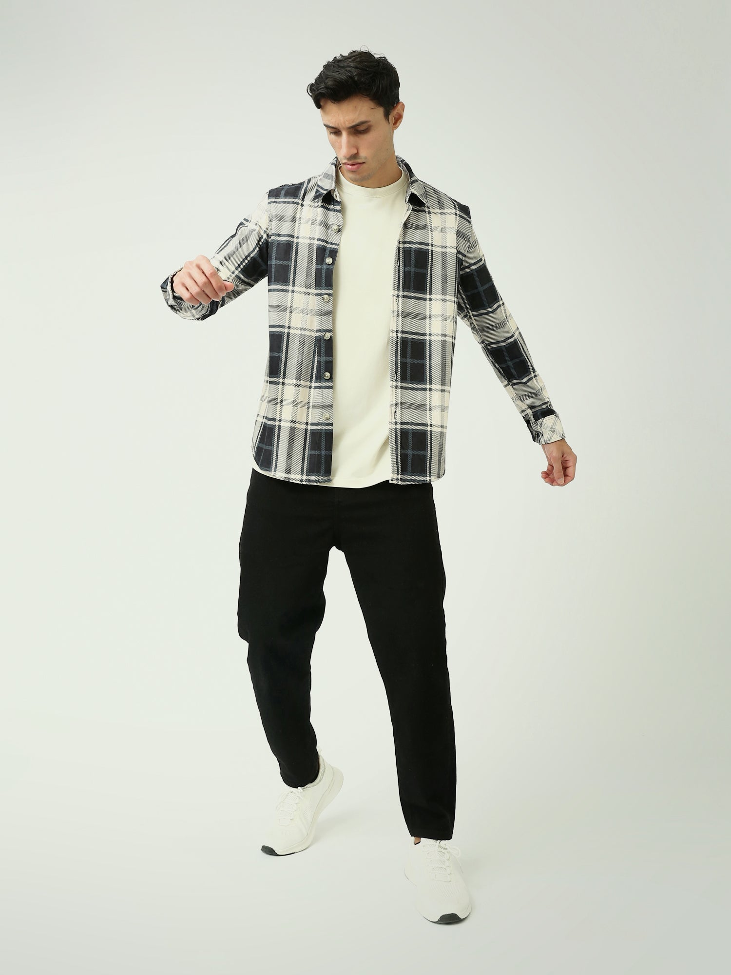 Chemise casual homme à carreaux noir et crème design moderne - OSH25WCUR19141TM1