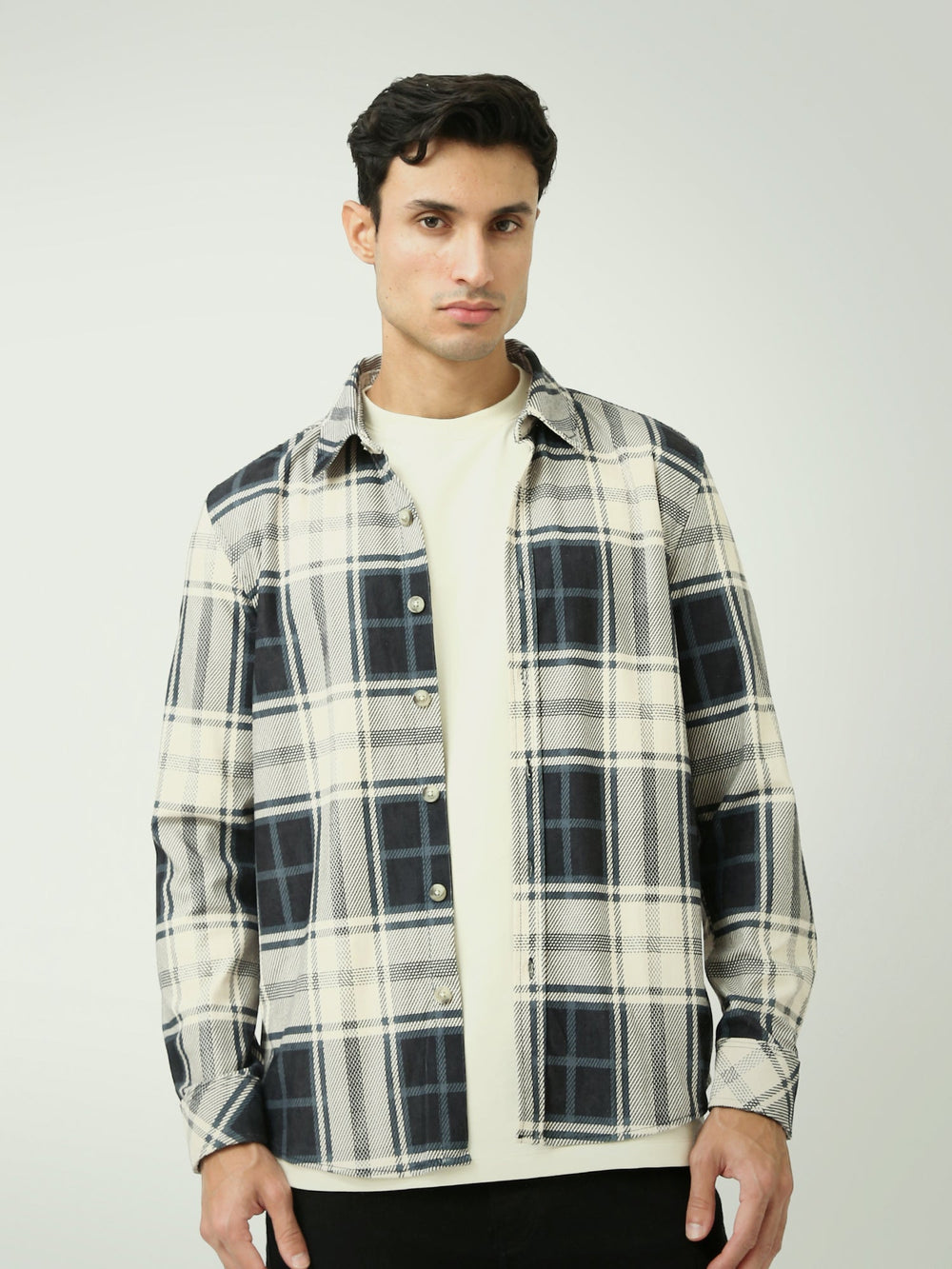 Chemise casual homme à carreaux noir et crème design moderne - OSH25WCUR19141TM1