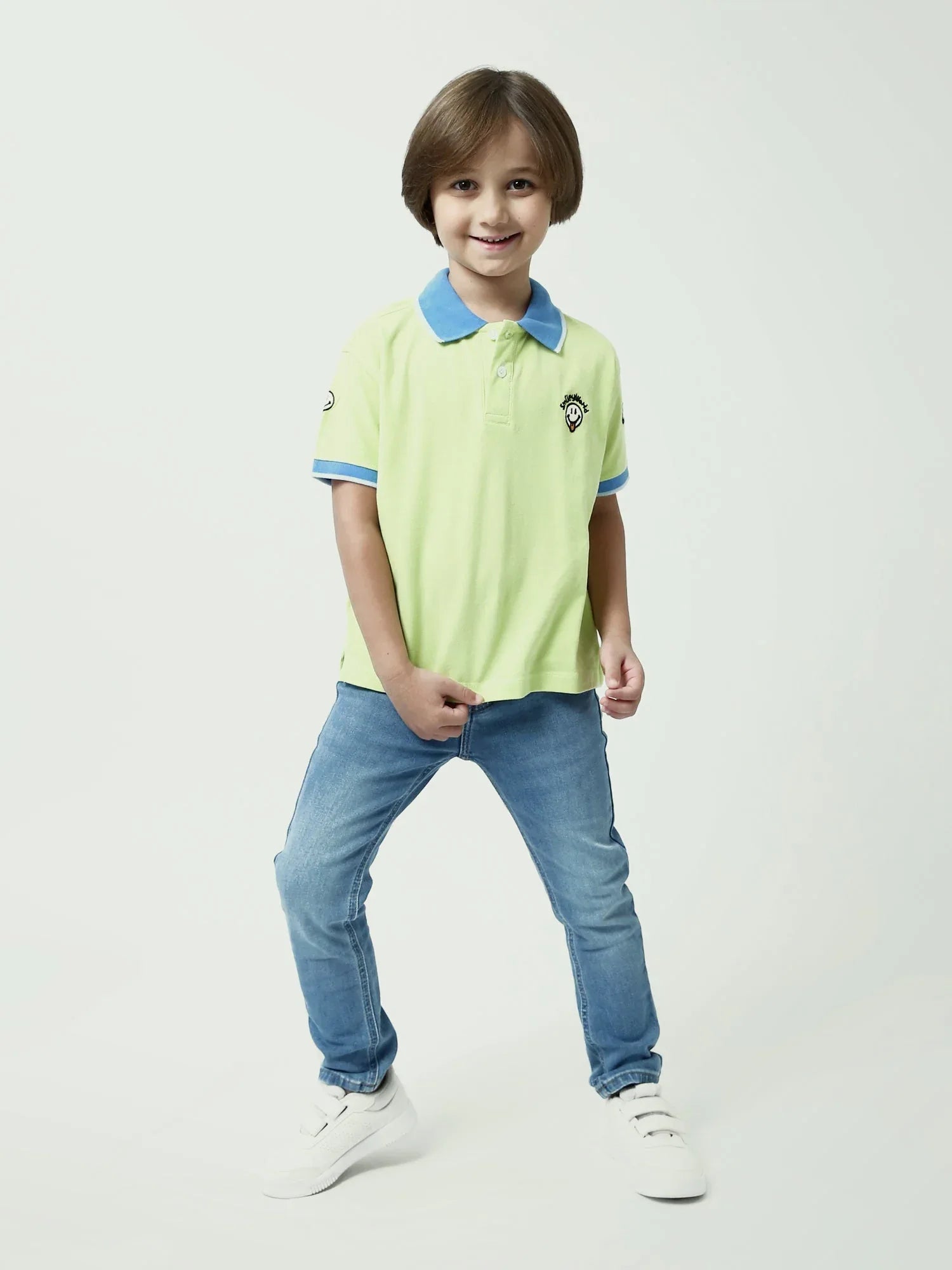 Polo garçon Smiley manches courtes, col contrasté bleu, style fun - POS24SEPI75382MB1 - Justyol