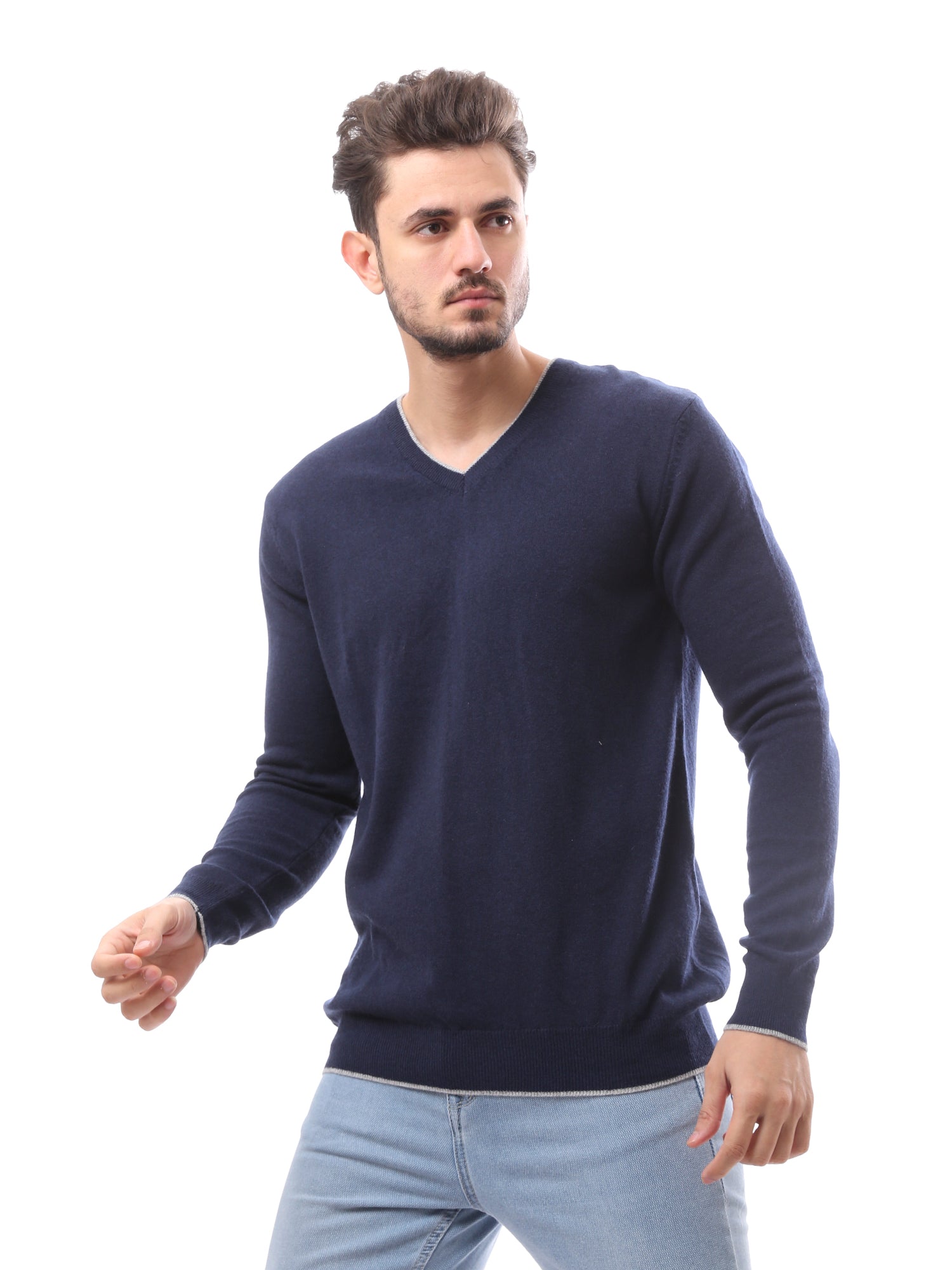 كنزة رجالية بياقة V صوف ناعم بألوان أنيقة - PUL24WTWO27425TM1