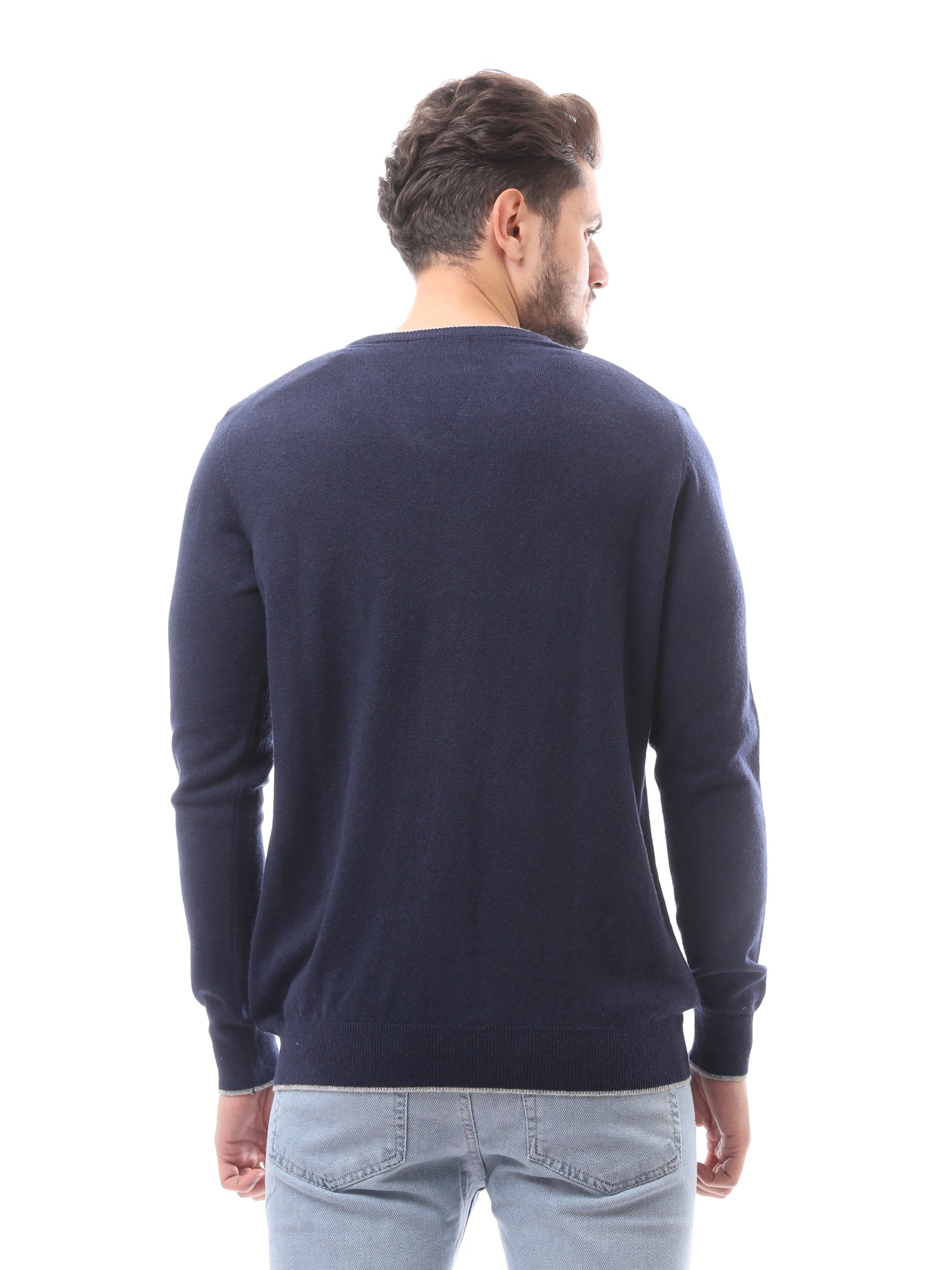 كنزة رجالية بياقة V صوف ناعم بألوان أنيقة - PUL24WTWO27425TM1