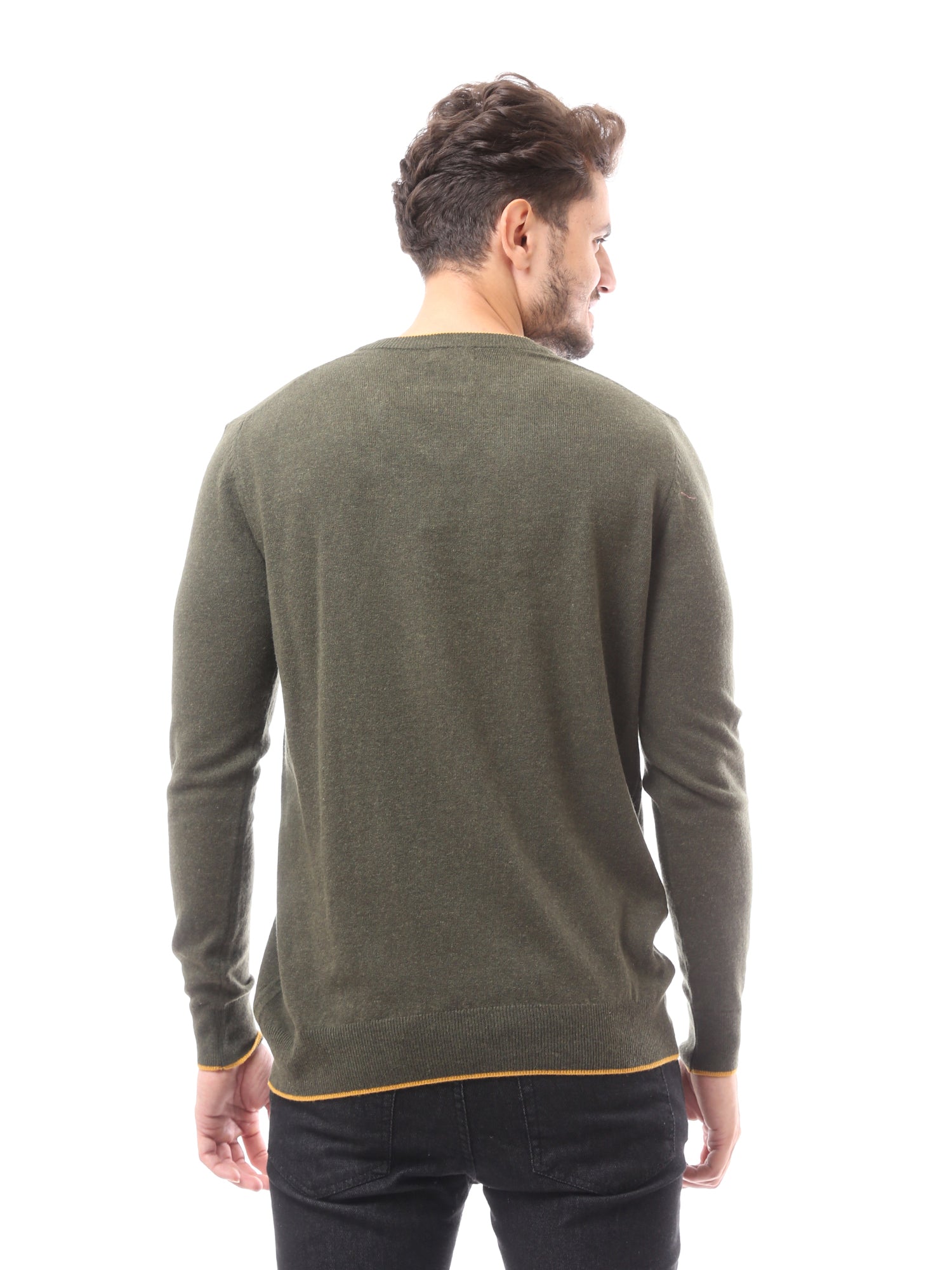 كنزة رجالية بياقة V صوف ناعم بألوان أنيقة - PUL24WTWO27425TM1