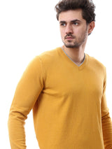 Pull homme à col V en laine douce, décliné dans des couleurs élégantes – PUL24WTWO27425TM1