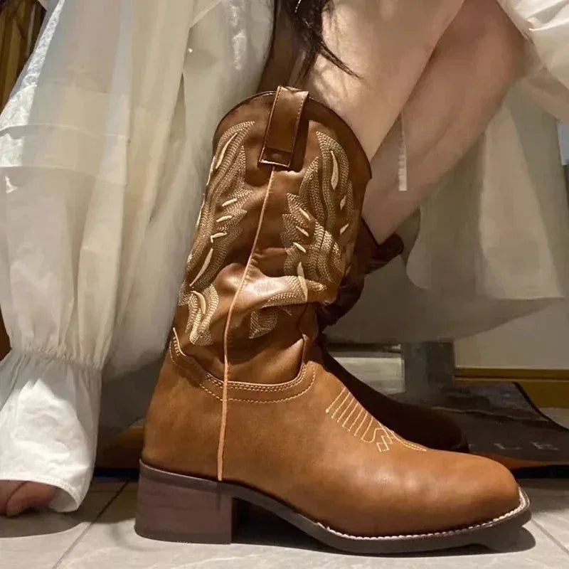 Bottes Femme Casual Modernes avec Broderie Élégante – Talon Large et Moyenne Hauteur - Justyol