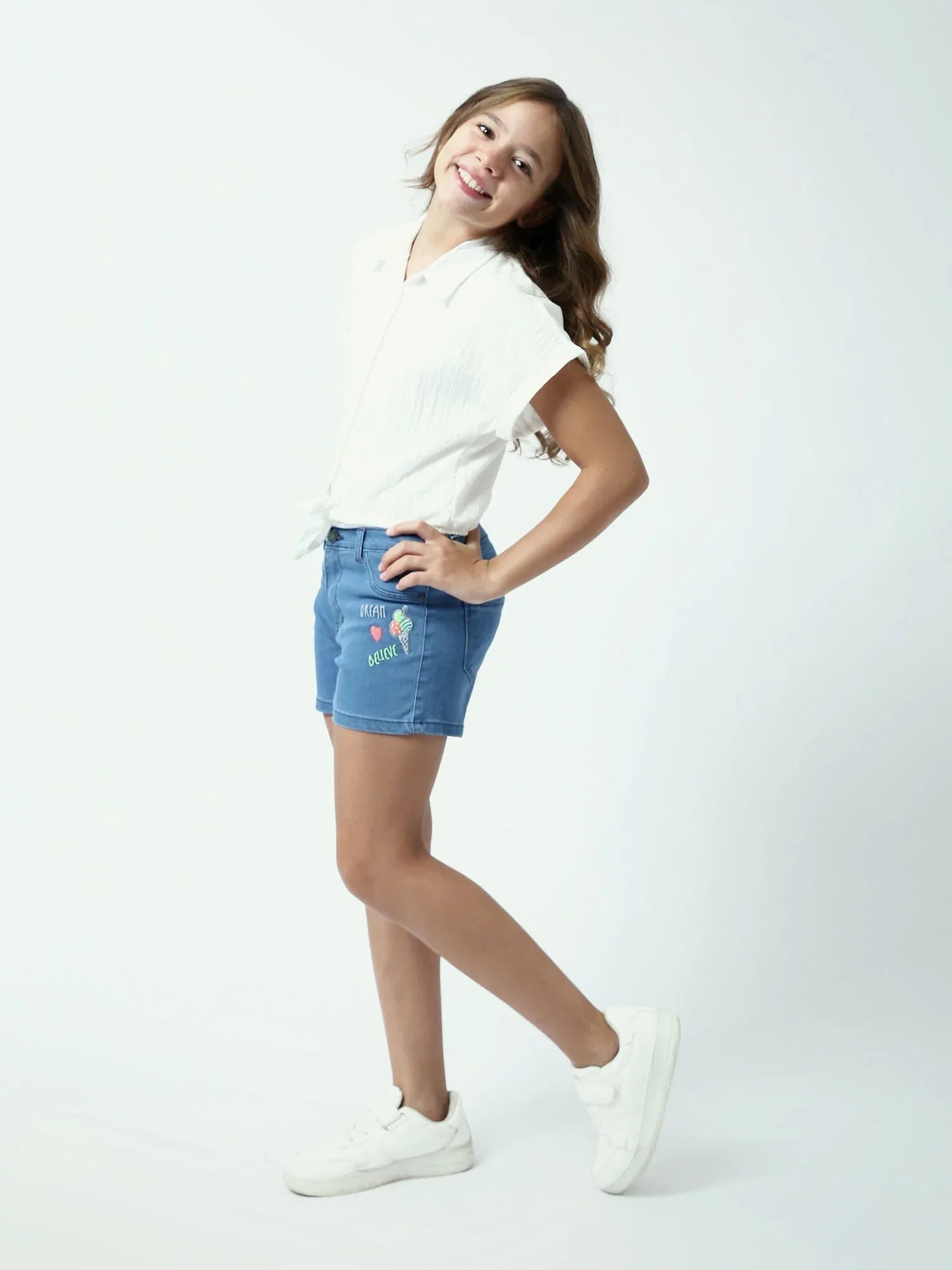 Short fille en jean bleu avec broderies, coupe courte - SHR24SDDW70580MG1 - Justyol