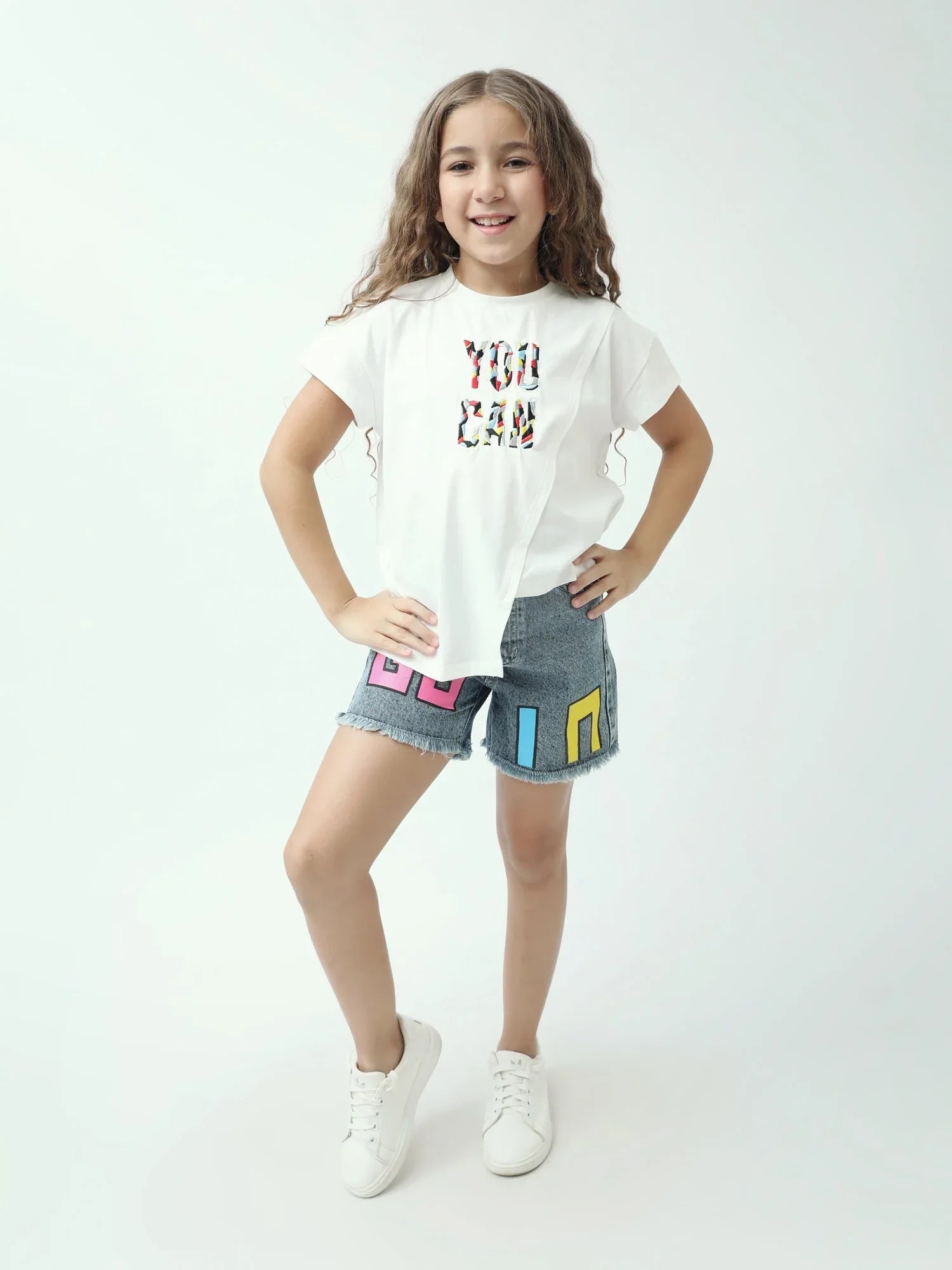 Short en jean fille avec lettres colorées – taille élastique – ourlets effilochés – SHR24SDPP70610MG1 - Justyol