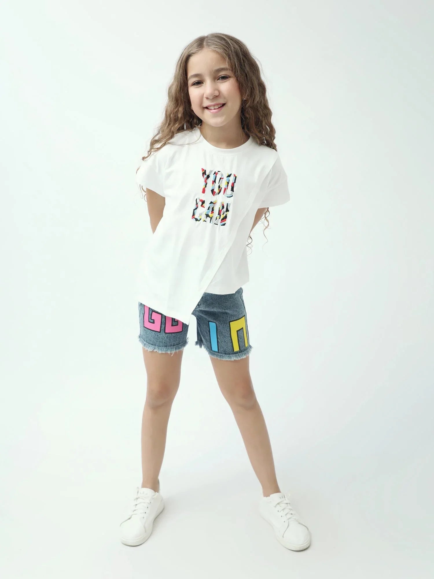 Short en jean fille avec lettres colorées – taille élastique – ourlets effilochés – SHR24SDPP70610MG1 - Justyol