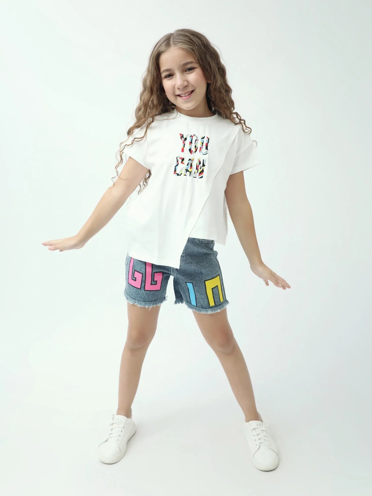 Short en jean fille avec lettres colorées – taille élastique – ourlets effilochés – SHR24SDPP70610MG1 - Justyol