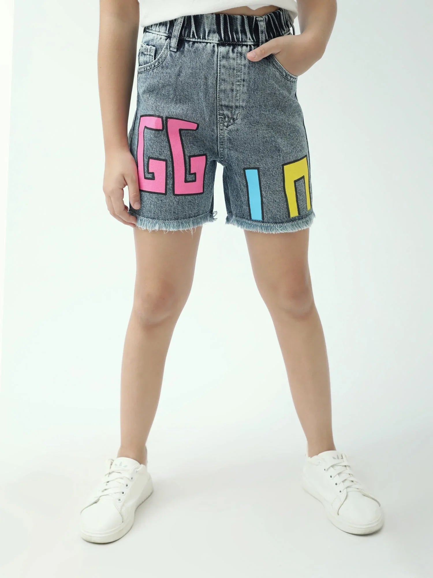 Short en jean fille avec lettres colorées – taille élastique – ourlets effilochés – SHR24SDPP70610MG1 - Justyol