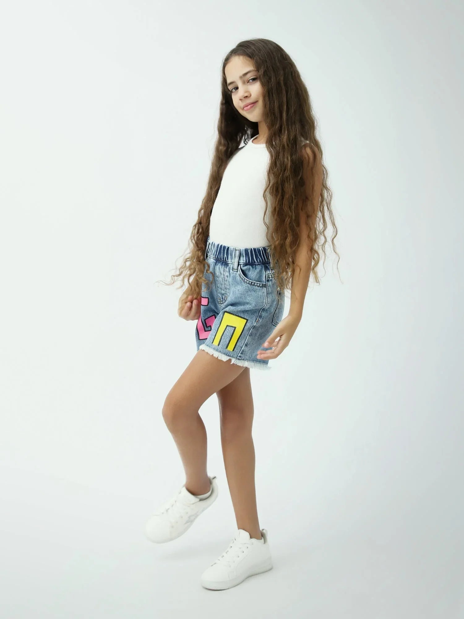 Short en jean fille avec lettres colorées – taille élastique – ourlets effilochés – SHR24SDPP70610MG1 - Justyol
