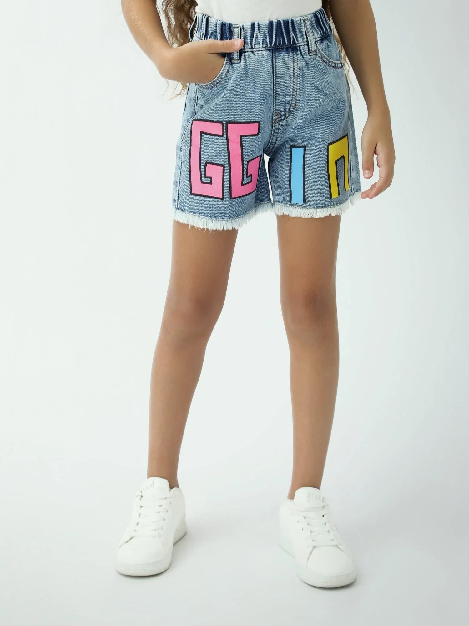 Short en jean fille avec lettres colorées – taille élastique – ourlets effilochés – SHR24SDPP70610MG1 - Justyol