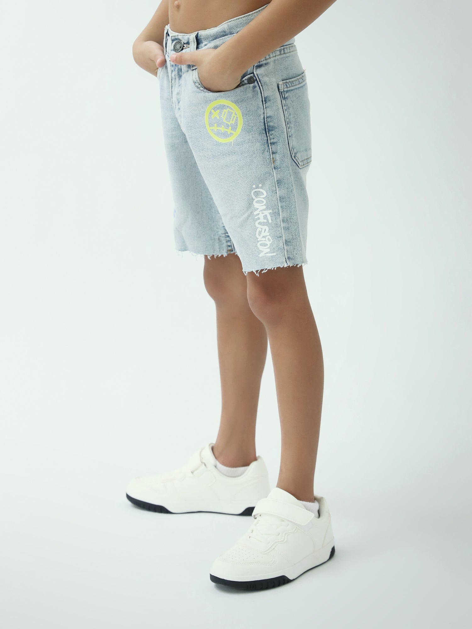 Short en jean garçon bleu clair style graffiti à bords effilochés - SHR24SDPP75432MB1