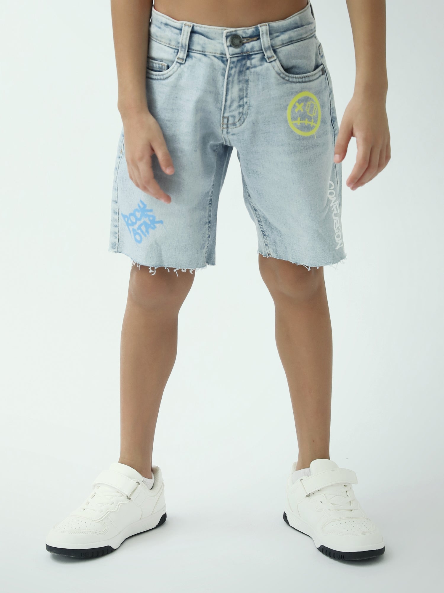 Short en jean garçon bleu clair style graffiti à bords effilochés - SHR24SDPP75432MB1