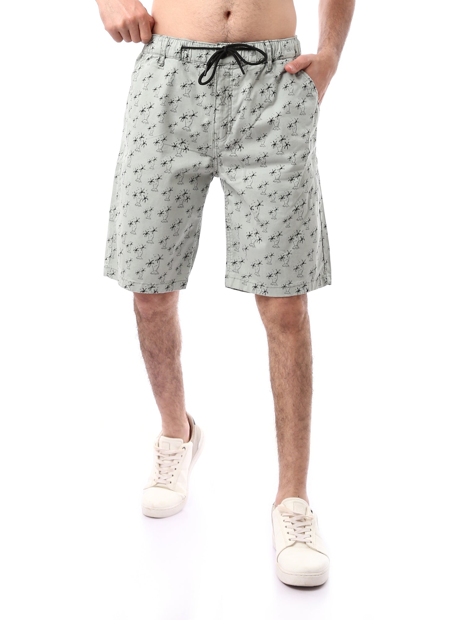 Short homme d’été avec taille élastique, cordon de serrage et imprimé palmiers – coloris clair – SHR24SGAS23183TM1
