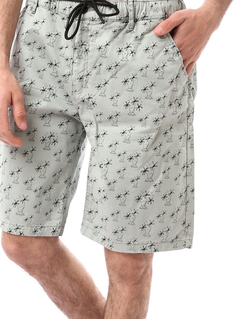 Short homme d’été avec taille élastique, cordon de serrage et imprimé palmiers – coloris clair – SHR24SGAS23183TM1