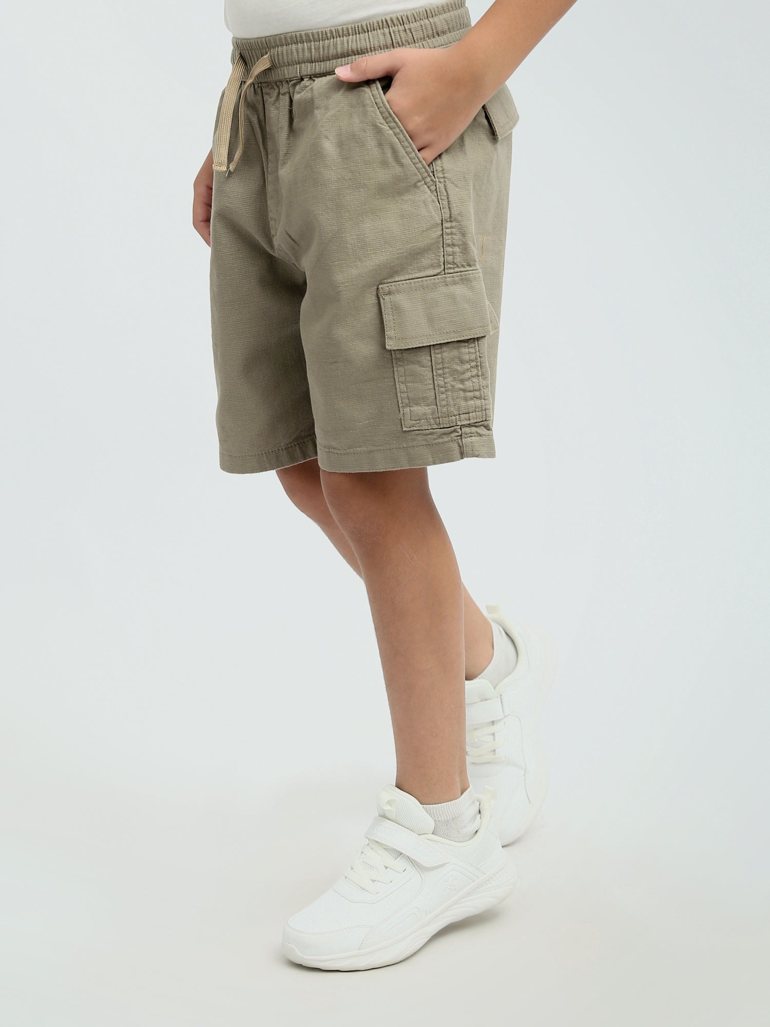 Short cargo garçon avec taille élastique et cordon – SHR24SGBC23168TB1