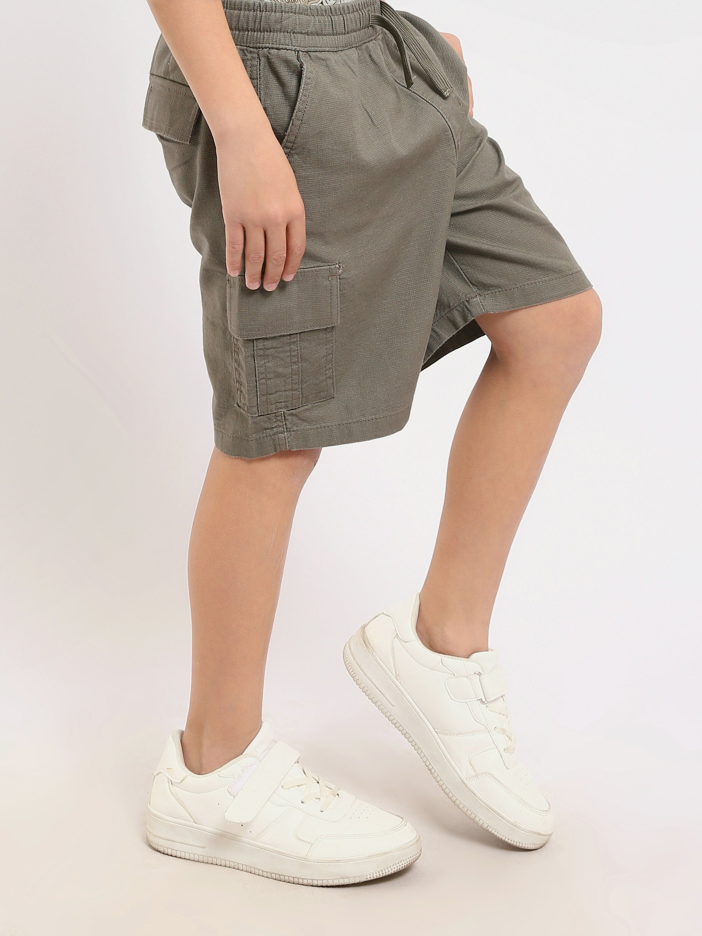 Short cargo garçon avec taille élastique et cordon – SHR24SGBC23168TB1