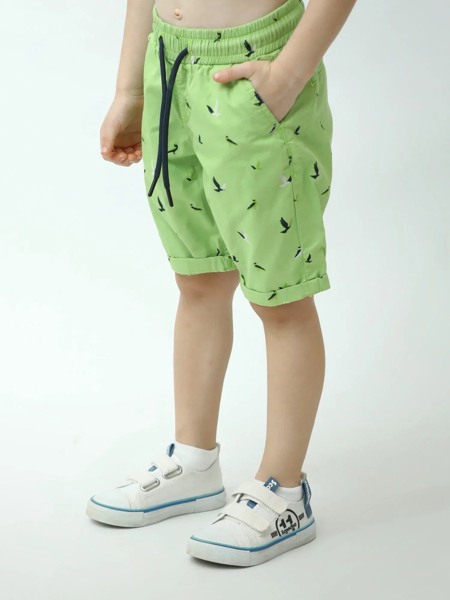 Short garçon vert fluo imprimé oiseaux avec poches et cordon - SHR24SGBS75309MB1 - Justyol