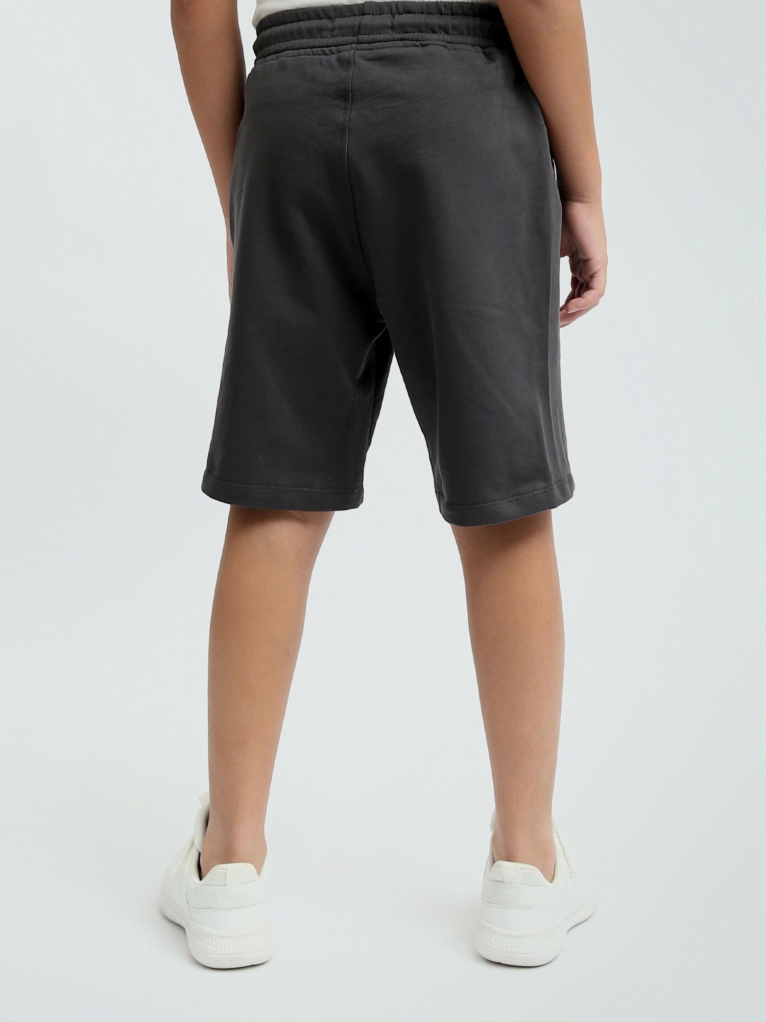 Short pour enfants gris foncé avec une impression distinctive - SHR24SMPS32116TB1