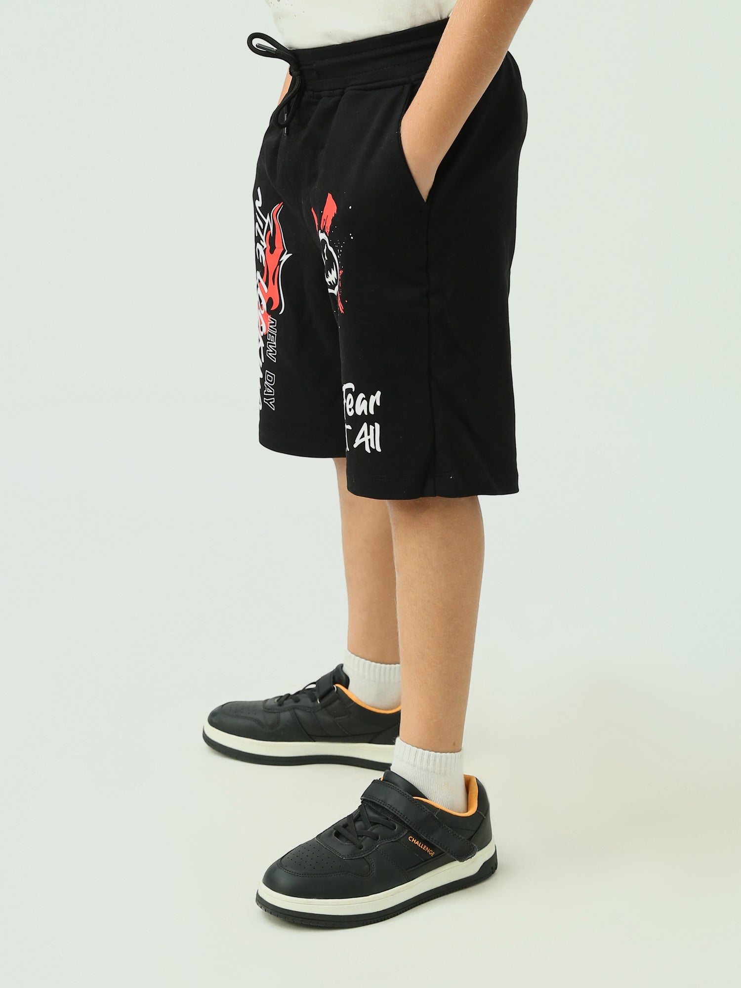 Short pour enfants noir avec une impression audacieuse et des dessins distinctifs - SHR24SMPS32117TB1