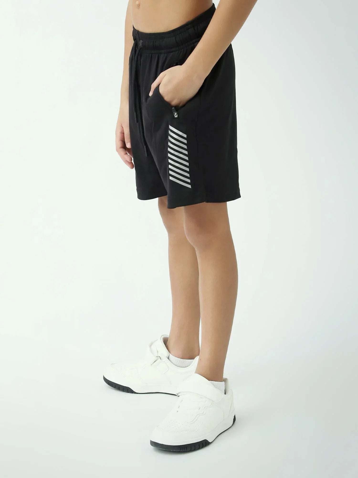 Short garçon noir sport avec poches zippées et bandes réfléchissantes - SHR24SSPS75644MB1 - Justyol