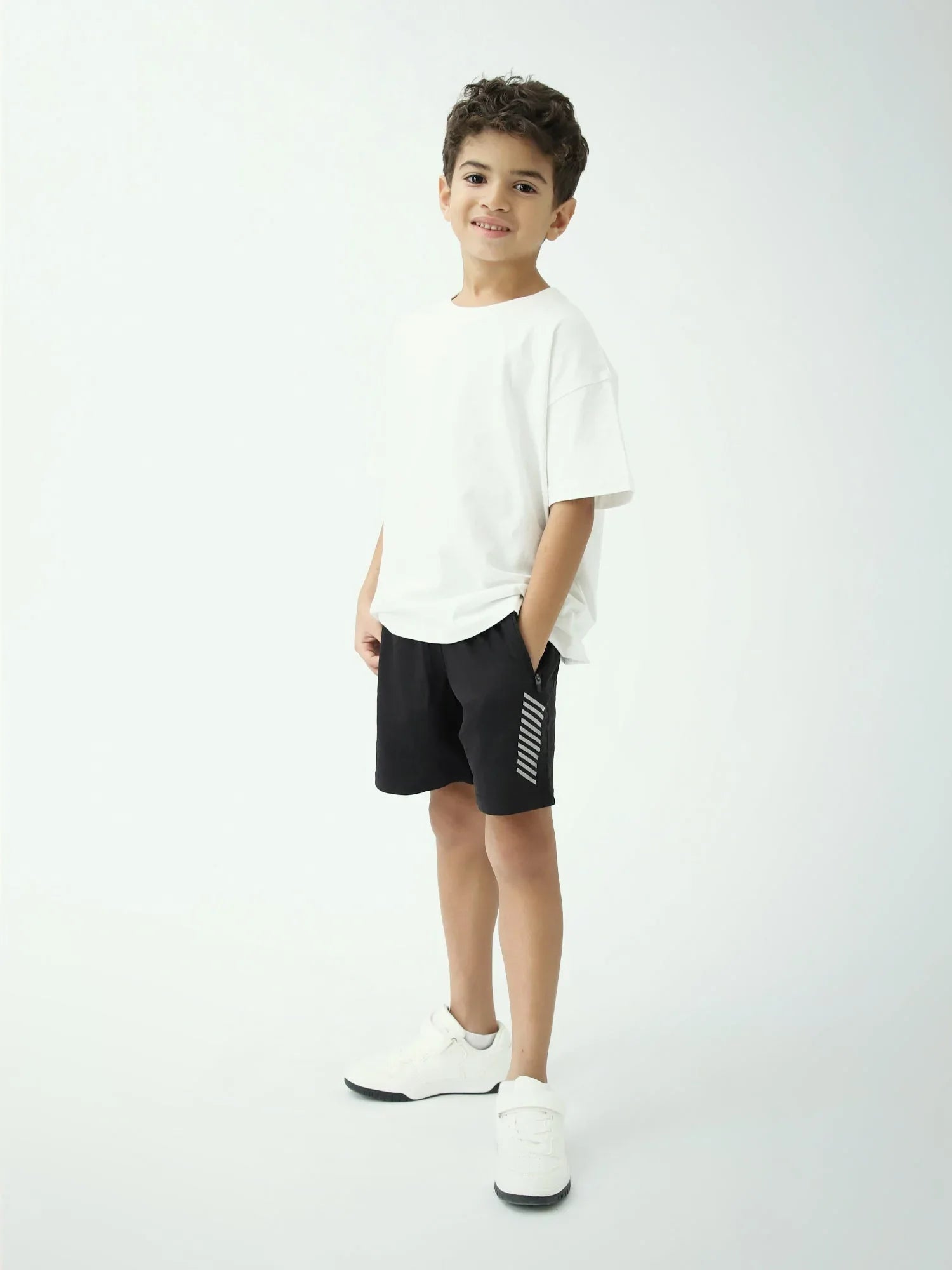 Short garçon noir sport avec poches zippées et bandes réfléchissantes - SHR24SSPS75644MB1 - Justyol