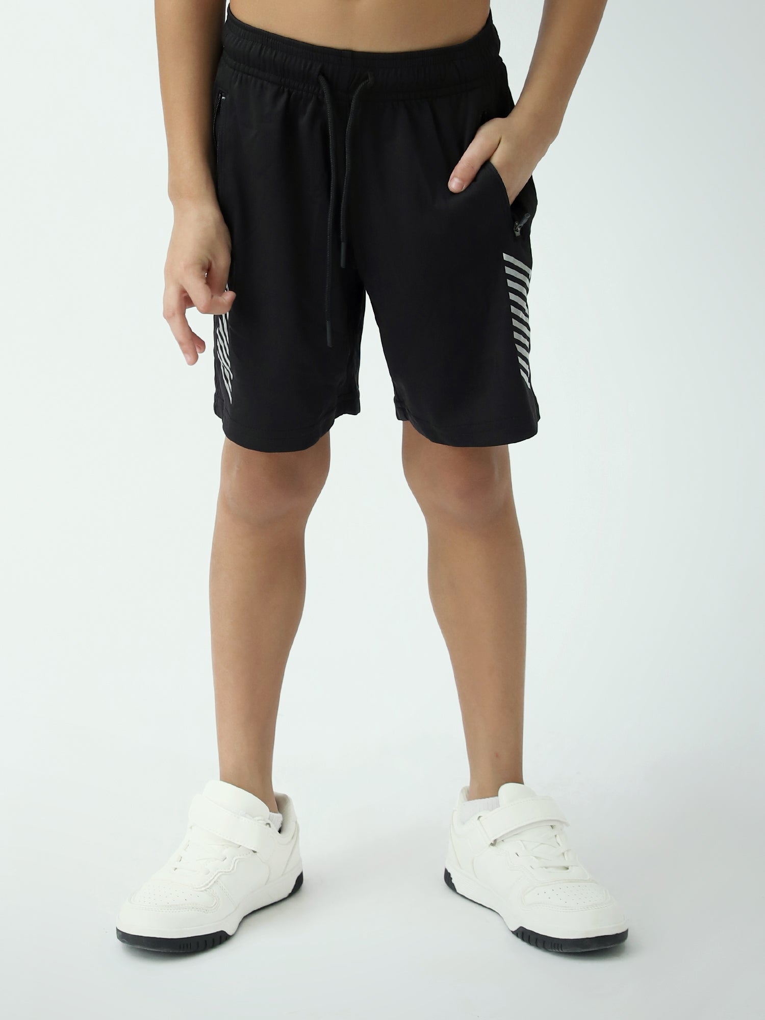 Short garçon noir sport avec poches zippées et bandes réfléchissantes - SHR24SSPS75644MB1