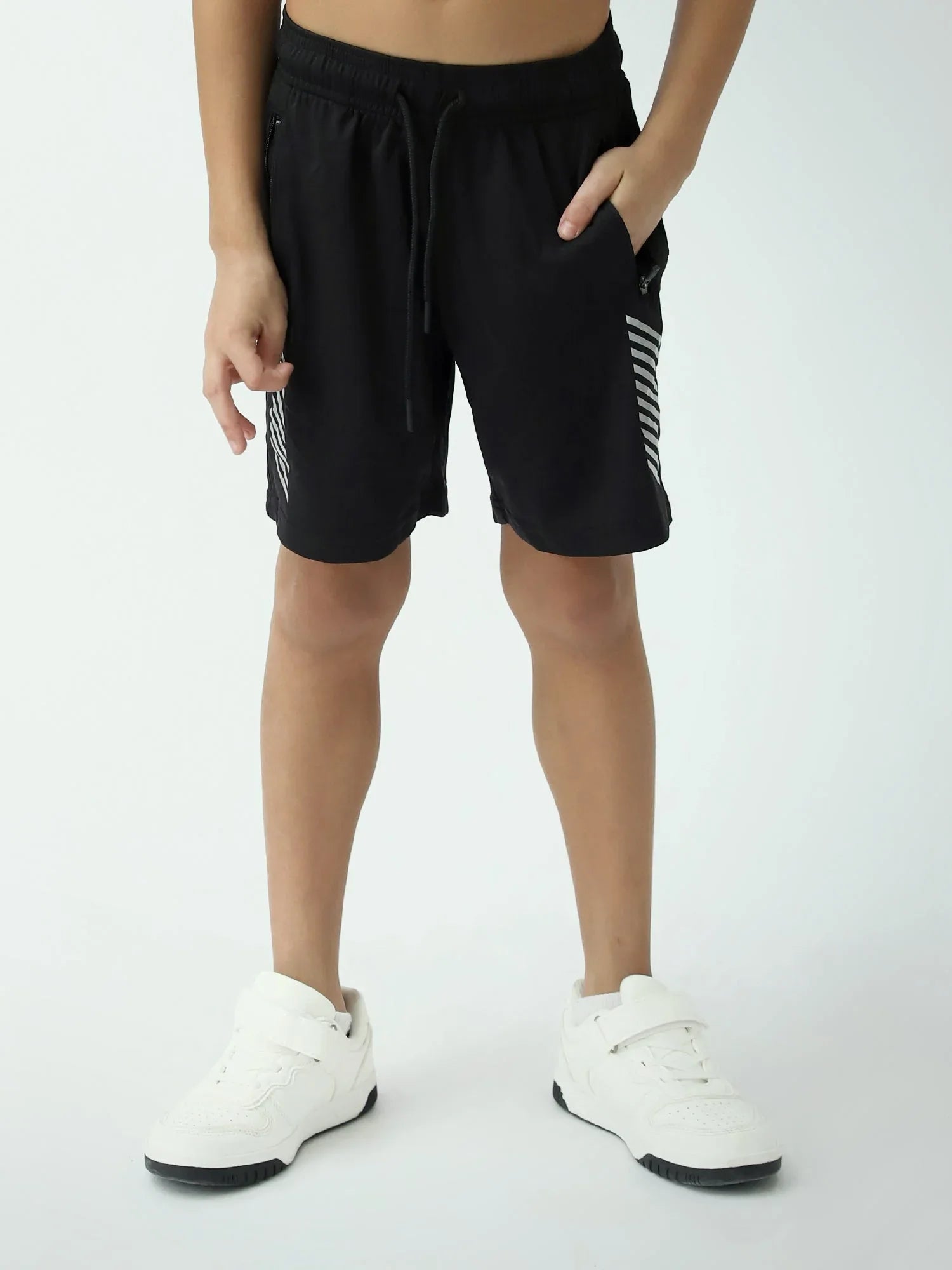 Short garçon noir sport avec poches zippées et bandes réfléchissantes - SHR24SSPS75644MB1 - Justyol